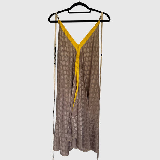 Upcycled Magic Scarf Dress Kurz #688 aus Vintage-Sari in Braun & Beige – Vorderansicht