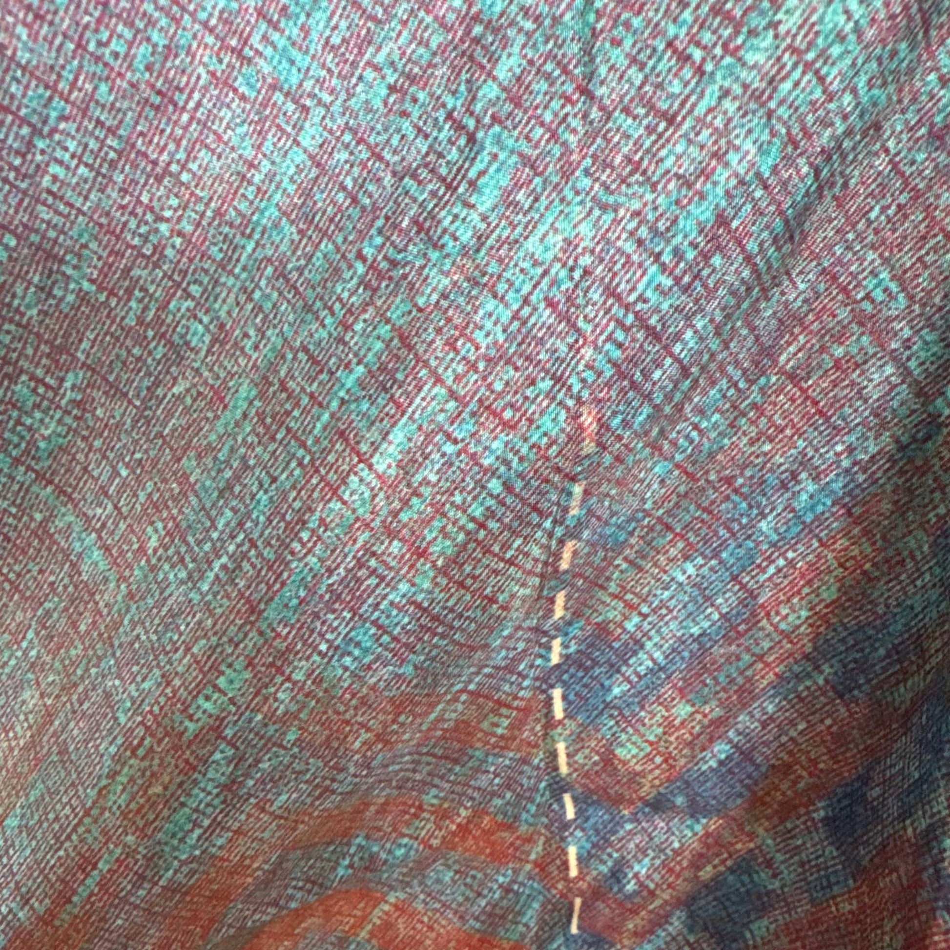 Upcycled Magic Scarf Dress Kurz #689 aus Vintage-Sari in Grau – Detailansicht