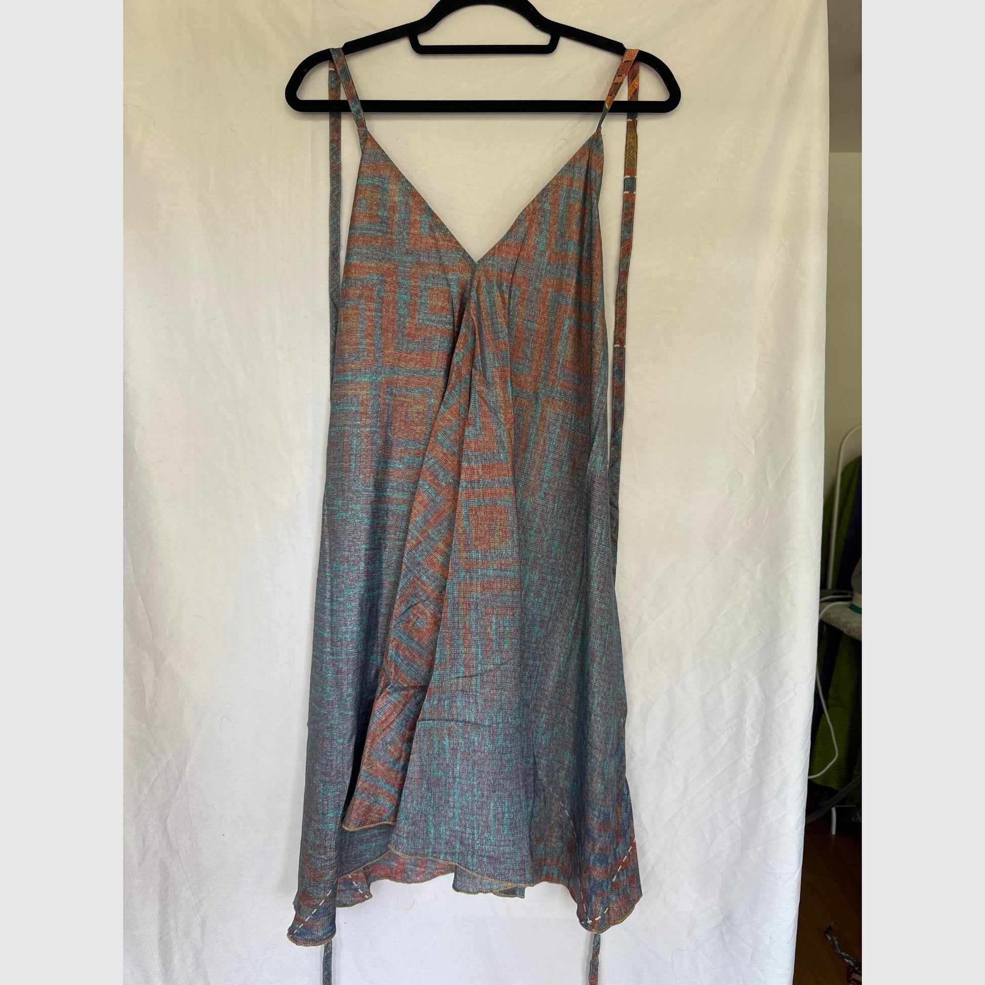 Upcycled Magic Scarf Dress Kurz #689 aus Vintage-Sari in Grau – Rückansicht