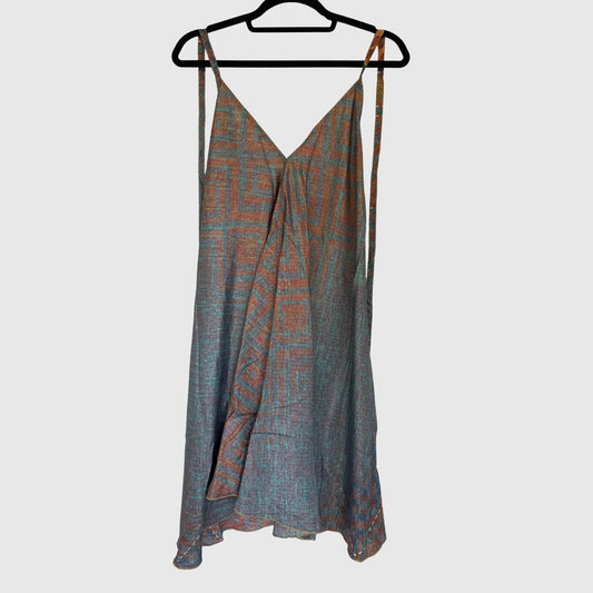 Upcycled Magic Scarf Dress Kurz #689 aus Vintage-Sari in Grau – Vorderansicht