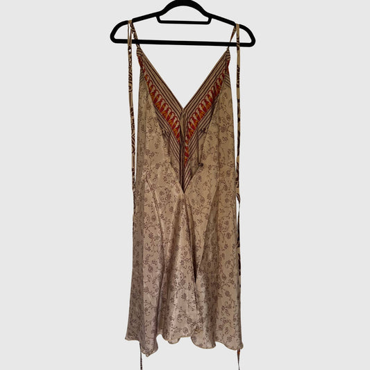 Upcycled Magic Scarf Dress Kurz #690 aus Vintage-Sari in Beige & Braun – Rückansicht