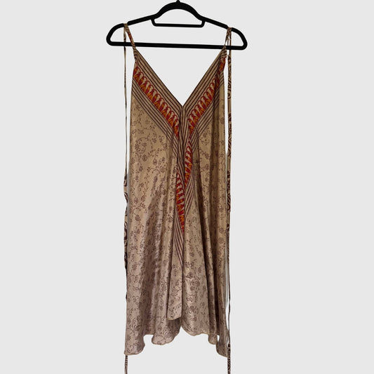 Upcycled Magic Scarf Dress Kurz #690 aus Vintage-Sari in Beige & Braun – Vorderansicht