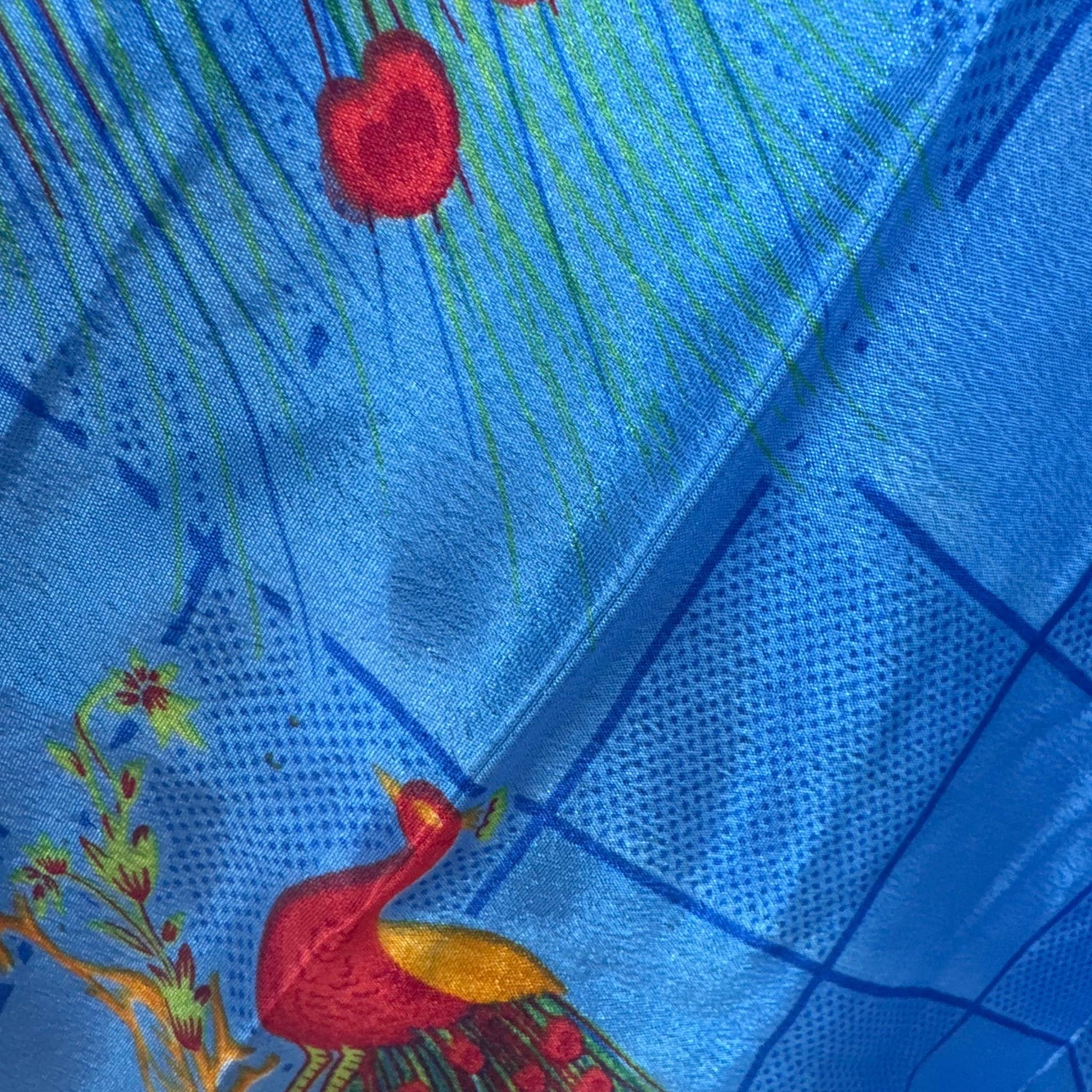 Upcycled Magic Scarf Dress Kurz #691 aus Vintage-Sari in Blau & Weiß – Detailansicht