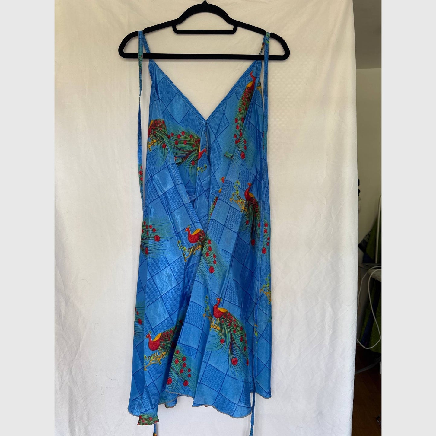 Upcycled Magic Scarf Dress Kurz #691 aus Vintage-Sari in Blau & Weiß – Rückansicht