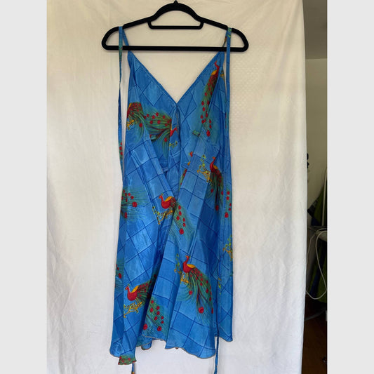 Upcycled Magic Scarf Dress Kurz #691 aus Vintage-Sari in Blau & Weiß – Rückansicht