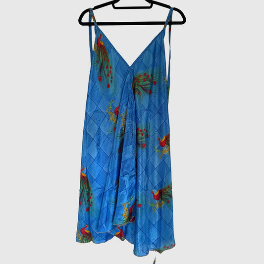Upcycled Magic Scarf Dress Kurz #691 aus Vintage-Sari in Blau & Weiß – Vorderansicht