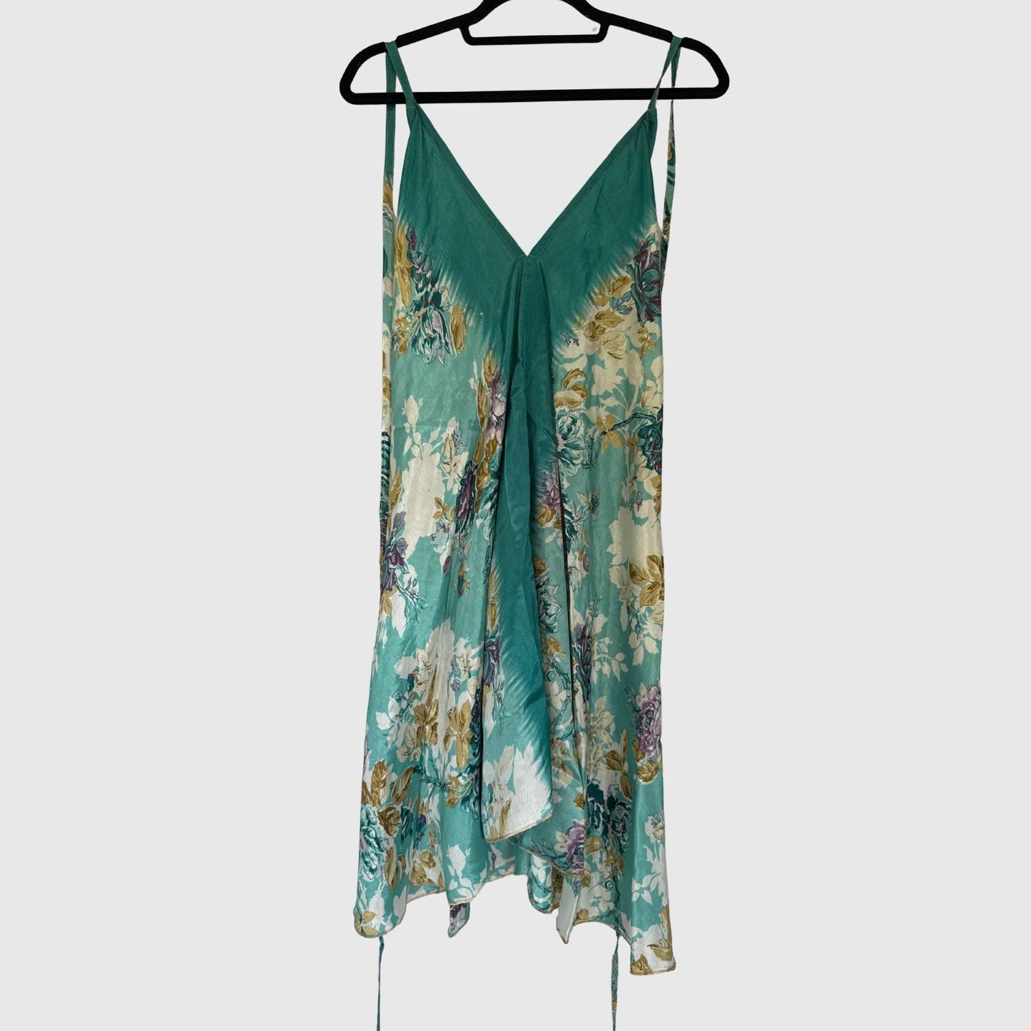 Upcycled Magic Scarf Dress Kurz #692 aus Vintage-Sari in Türkis & Grau – Vorderansicht