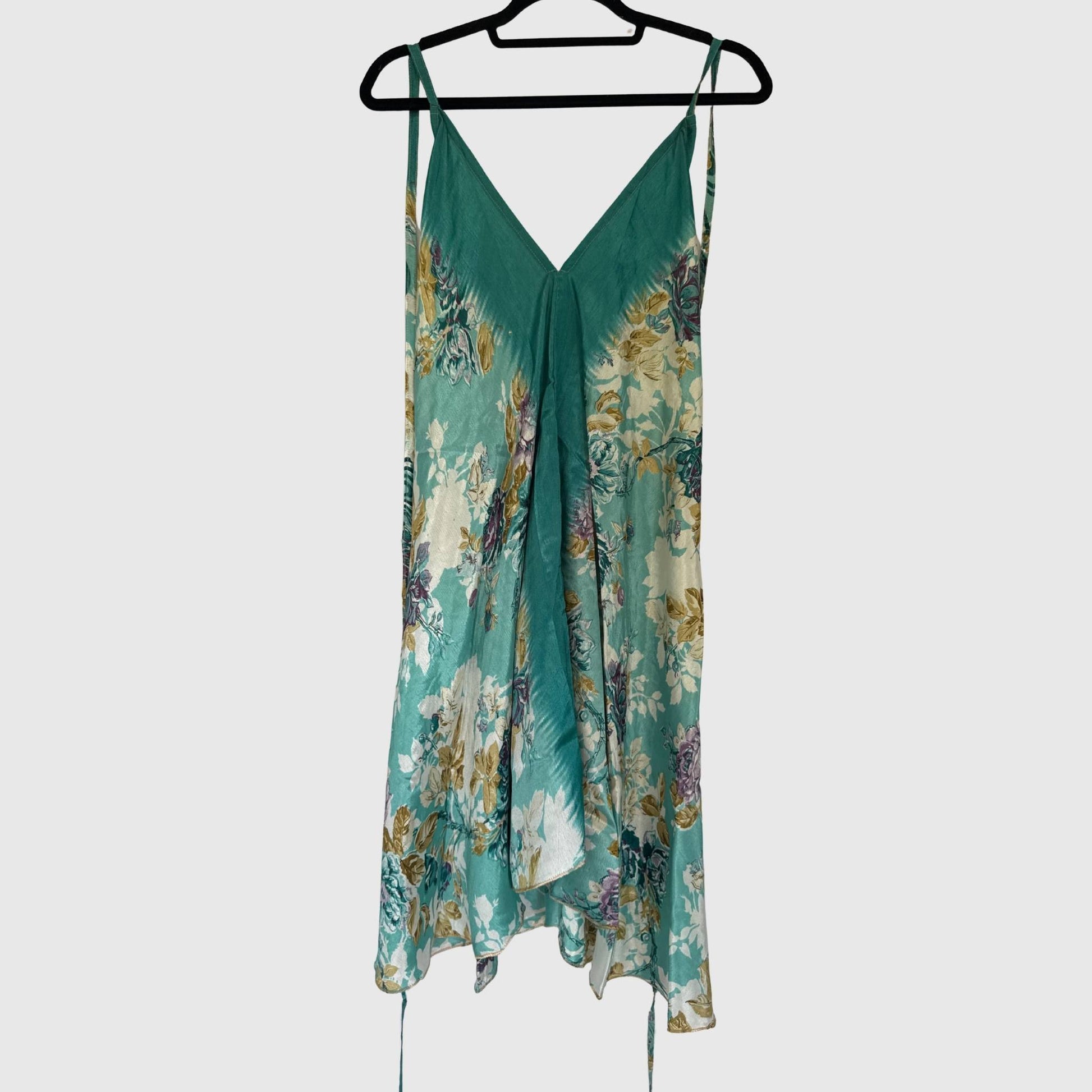 Upcycled Magic Scarf Dress Kurz #692 aus Vintage-Sari in Türkis & Grau – Vorderansicht