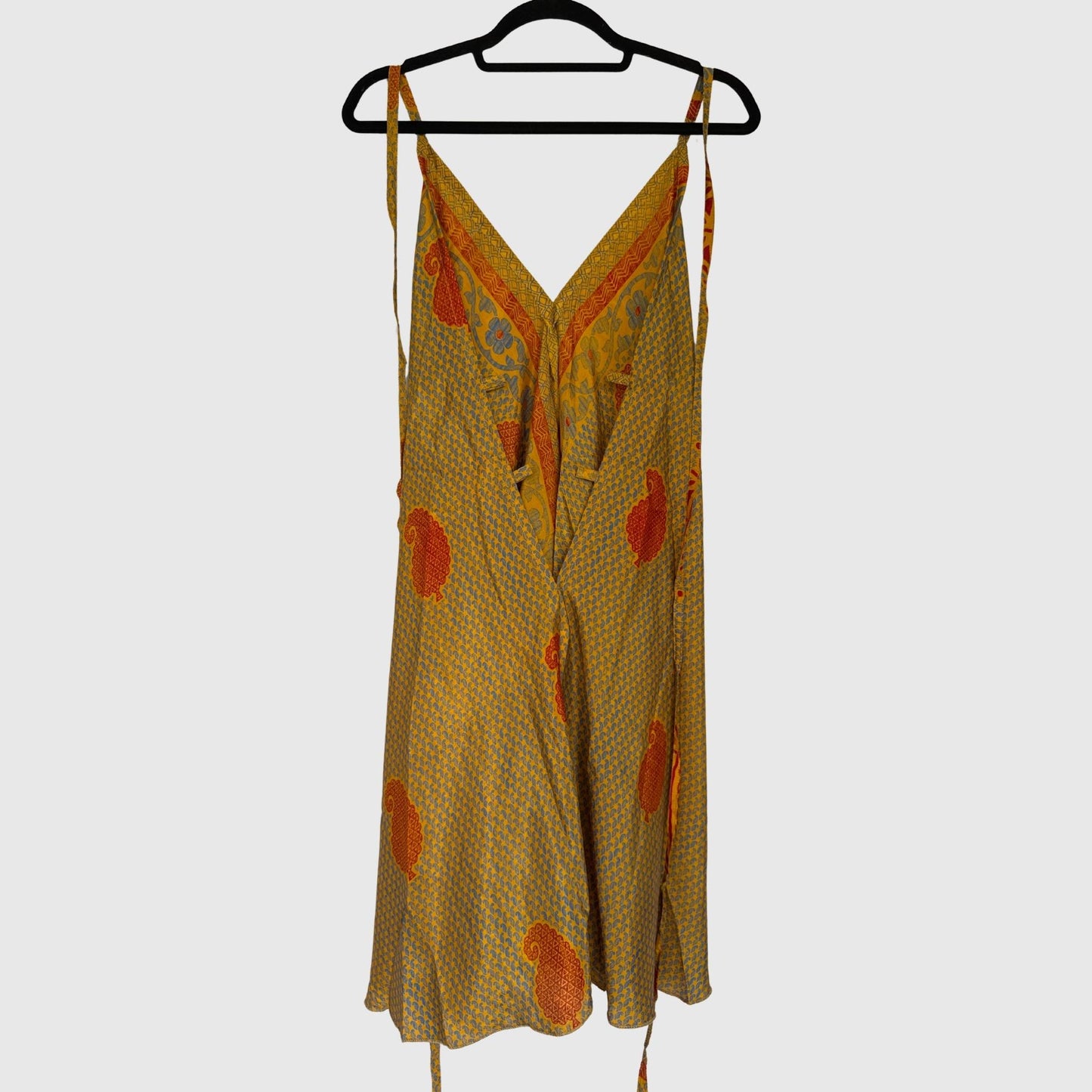Upcycled Magic Scarf Dress Kurz #693 aus Vintage-Sari in Gold & Rot – Rückansicht