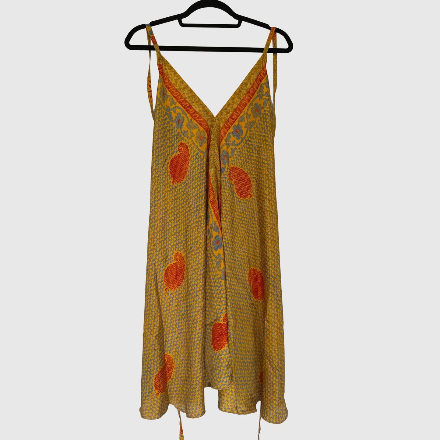 Upcycled Magic Scarf Dress Kurz #693 aus Vintage-Sari in Gold & Rot – Vorderansicht