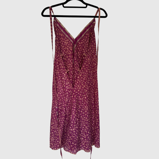 Upcycled Magic Scarf Dress Kurz #694 aus Vintage-Sari in Dunkelrot & Rosa – Rückansicht