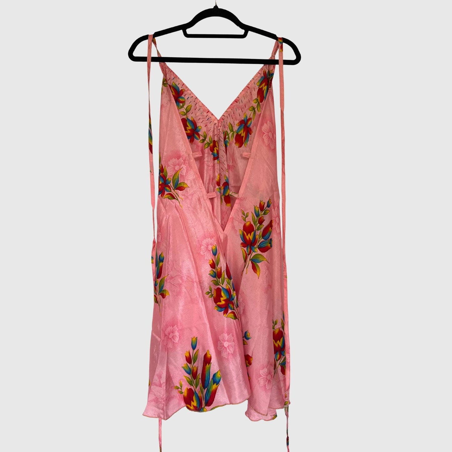 Upcycled Magic Scarf Dress Kurz #695 aus Vintage-Sari in Rosa & Pink – Rückansicht