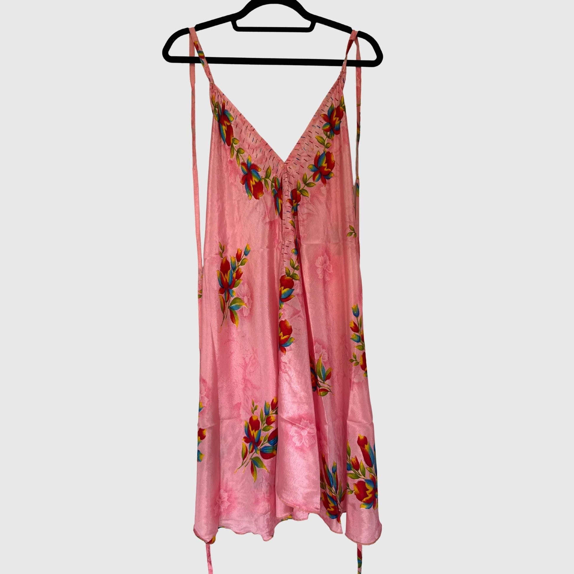 Upcycled Magic Scarf Dress Kurz #695 aus Vintage-Sari in Rosa & Pink – Vorderansicht