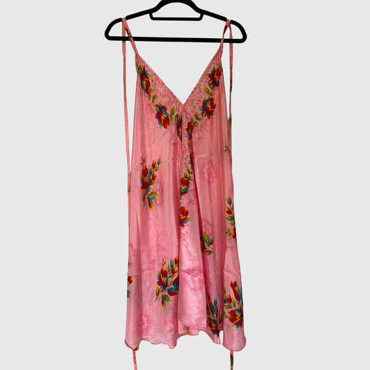 Upcycled Magic Scarf Dress Kurz #695 aus Vintage-Sari in Rosa & Pink – Vorderansicht