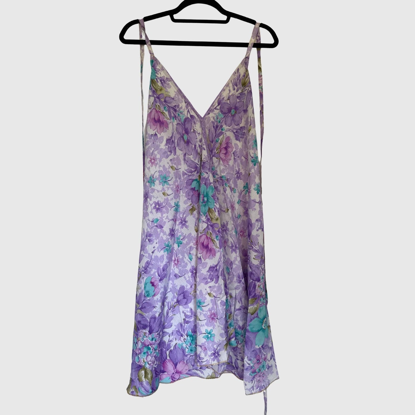 Upcycled Magic Scarf Dress Kurz #697 aus Vintage-Sari in Lila & Rosa – Vorderansicht