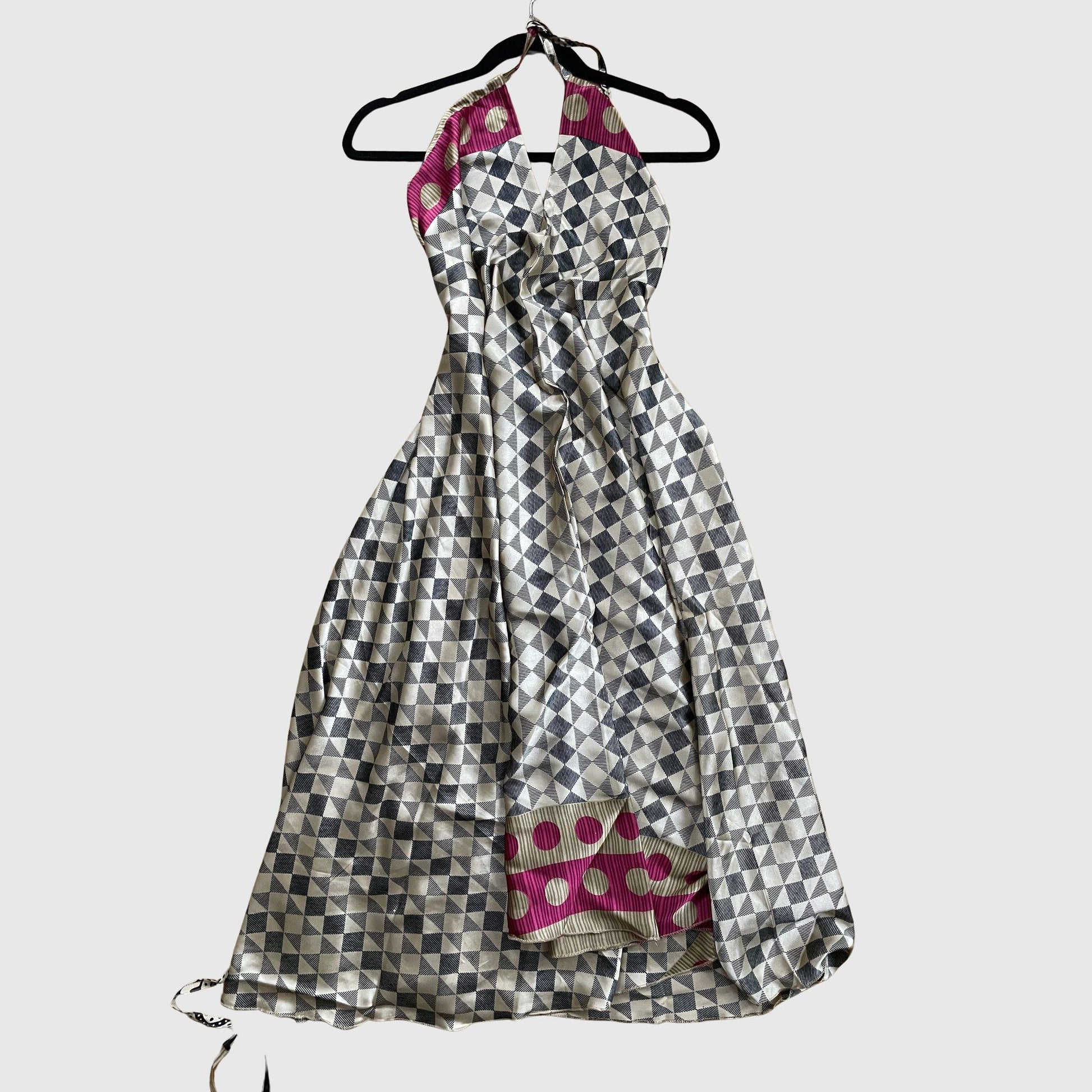 Langes Magic Scarf Dress aus upcyceltem Sari in Beige mit grafischem Karomuster in Schwarz und pinker Bordüre, Vorderansicht