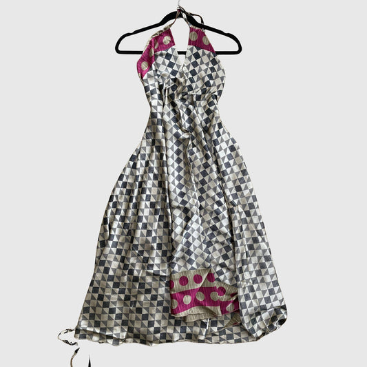 Langes Magic Scarf Dress aus upcyceltem Sari in Beige mit grafischem Karomuster in Schwarz und pinker Bordüre, Vorderansicht