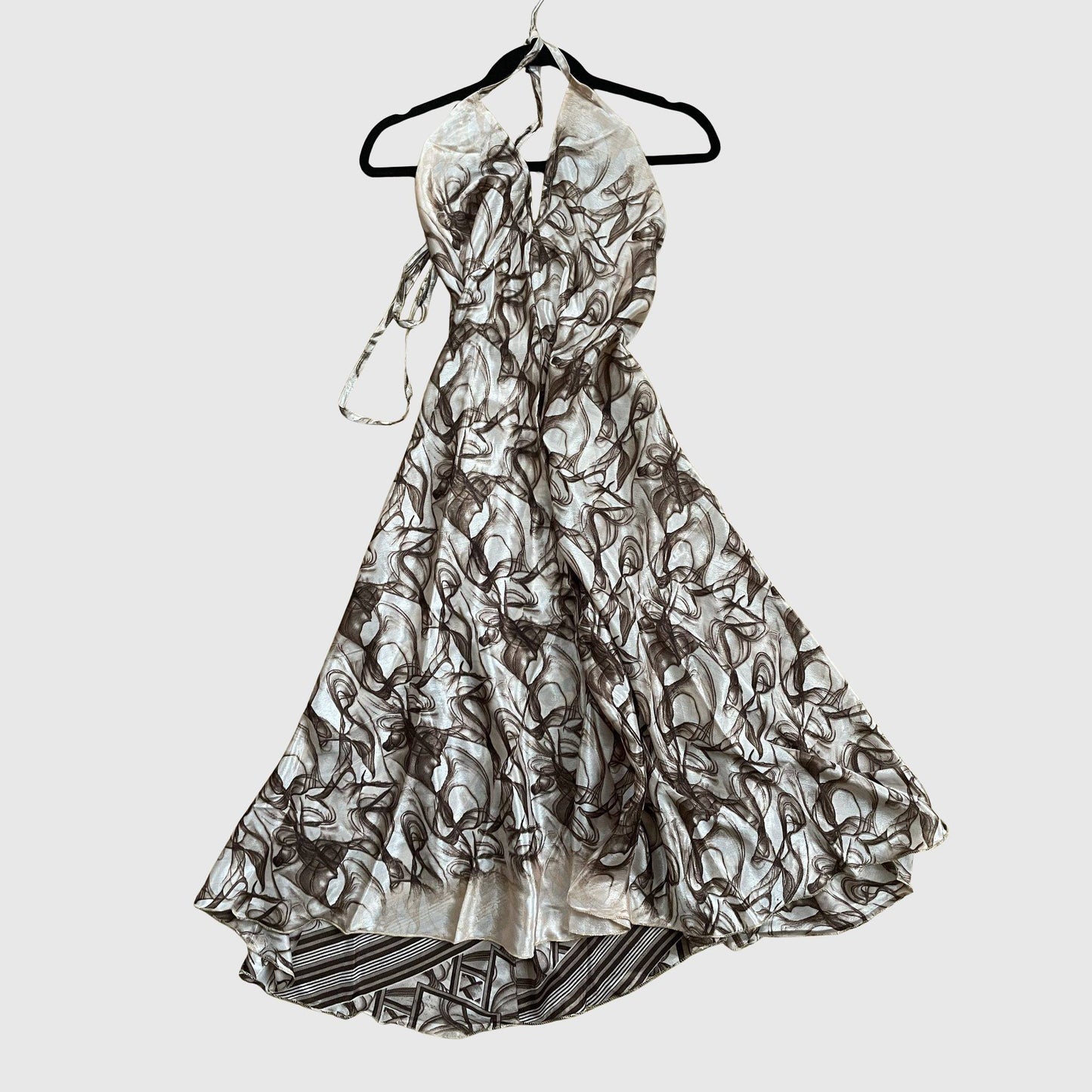 Langes Magic Scarf Dress aus upcyceltem Sari in Beige mit braunem Swirl-Print, Vorderansicht