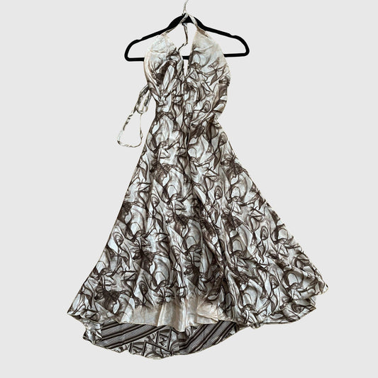 Langes Magic Scarf Dress aus upcyceltem Sari in Beige mit braunem Swirl-Print, Vorderansicht