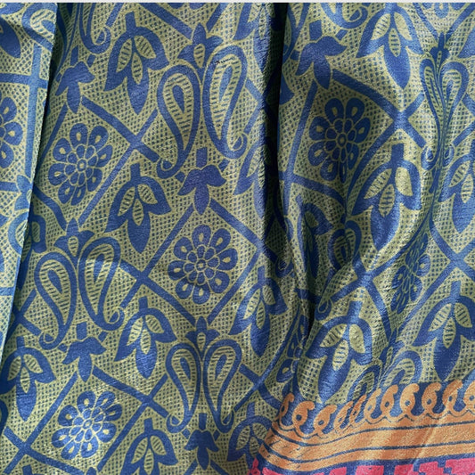 Stoffdetail: upcycelter Sari-Stoff in Blaugrün mit pink-goldener Bordüre