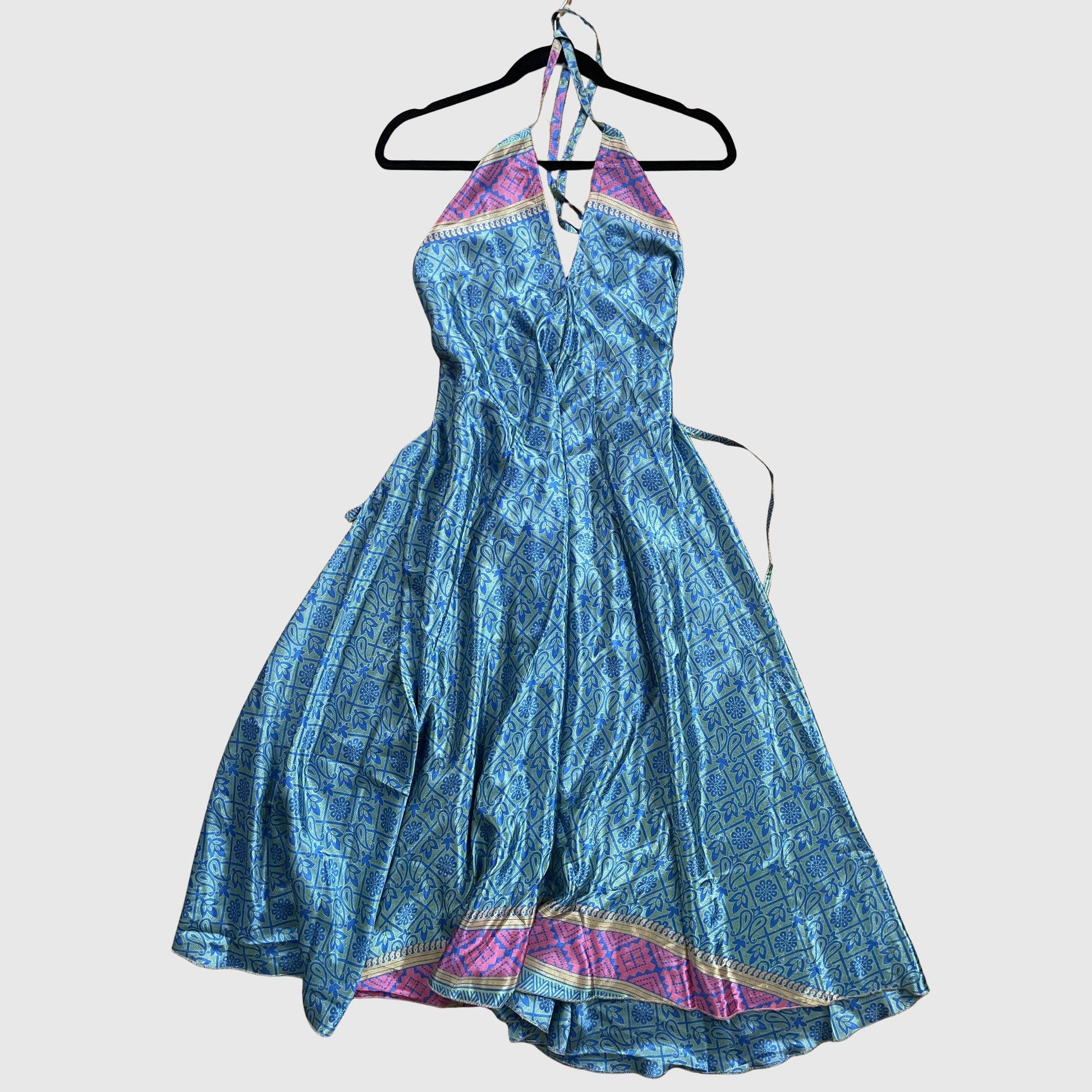 Langes Magic Scarf Dress aus upcyceltem Sari in Blaugrün mit ornamentalem Print, Vorderansicht