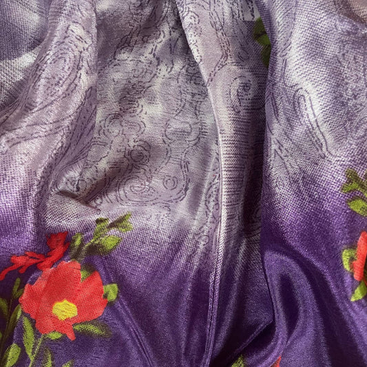 Stoffdetail: upcycelter Sari-Stoff in Lila mit gemustertem Print