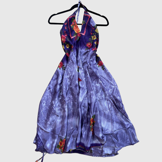 Langes Magic Scarf Dress aus upcyceltem Sari in Lila mit gemustertem Print, Vorderansicht