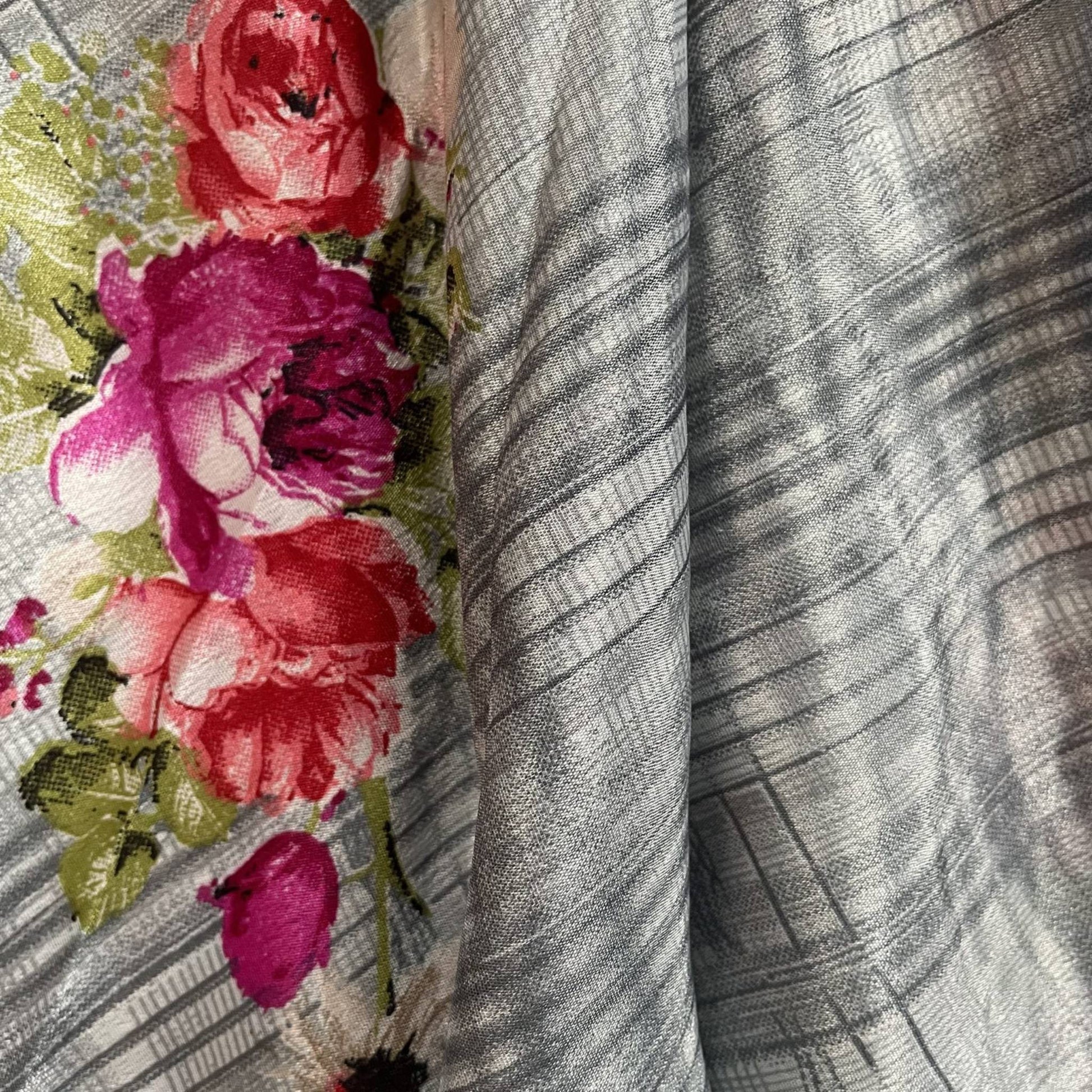 Stoffdetail: upcycelter Sari-Stoff in Grau mit ornamentalem Paisley-Print