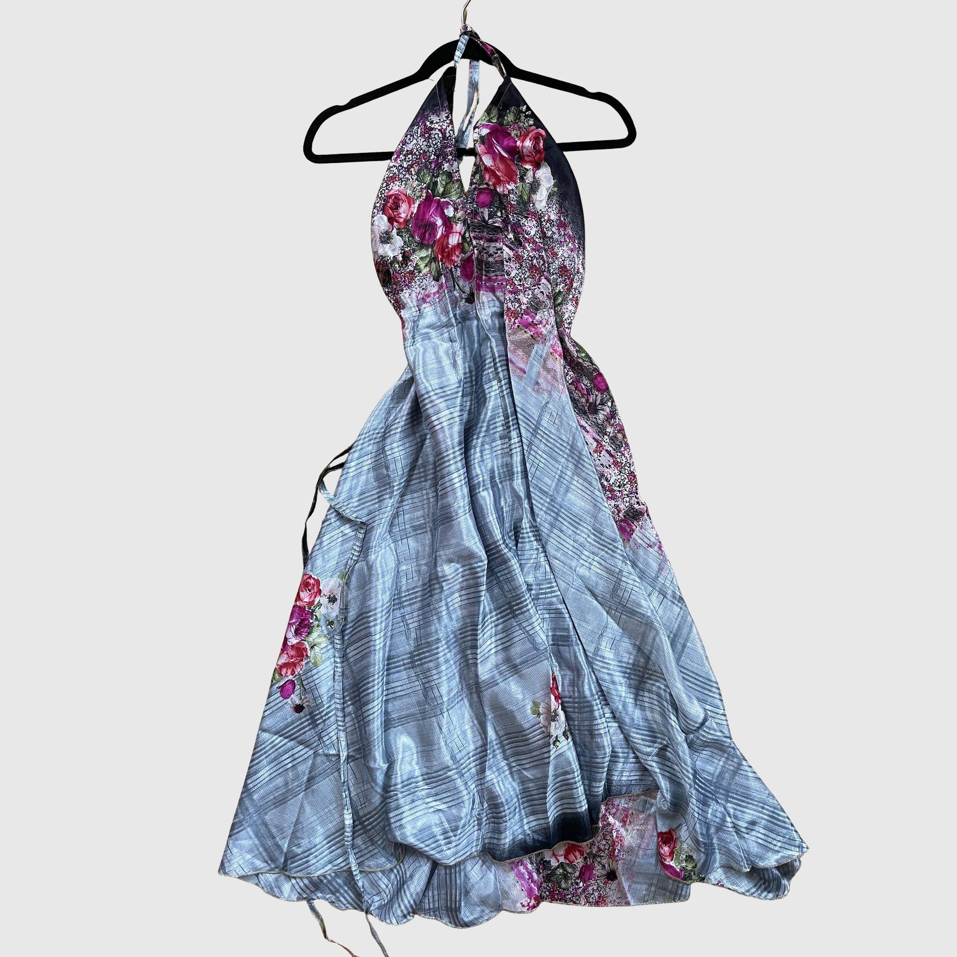 Langes Magic Scarf Dress aus upcyceltem Sari in Grau mit Paisley-Print in Schwarz und Silber, Vorderansicht