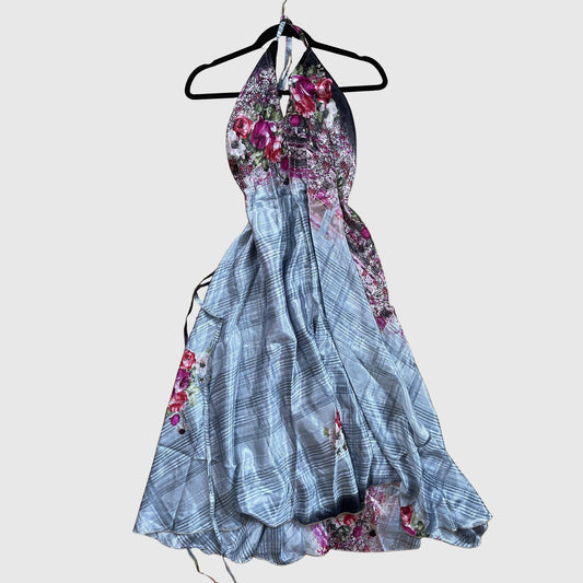 Langes Magic Scarf Dress aus upcyceltem Sari in Grau mit Paisley-Print in Schwarz und Silber, Vorderansicht