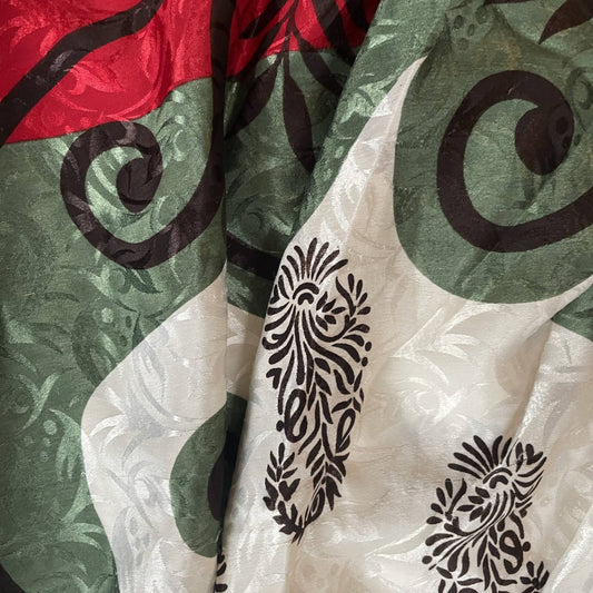Stoffdetail: upcycelter Sari-Stoff in Weiß mit feinem Gold-Print