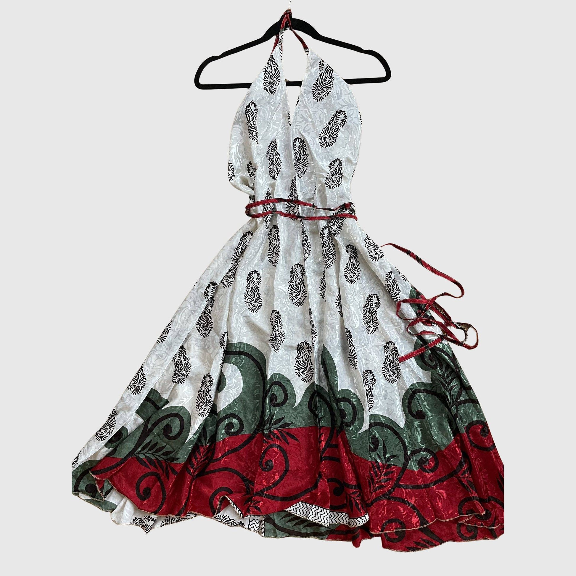 Langes Magic Scarf Dress aus upcyceltem Sari in Cremeweiß mit goldenem Ornament-Print, Vorderansicht