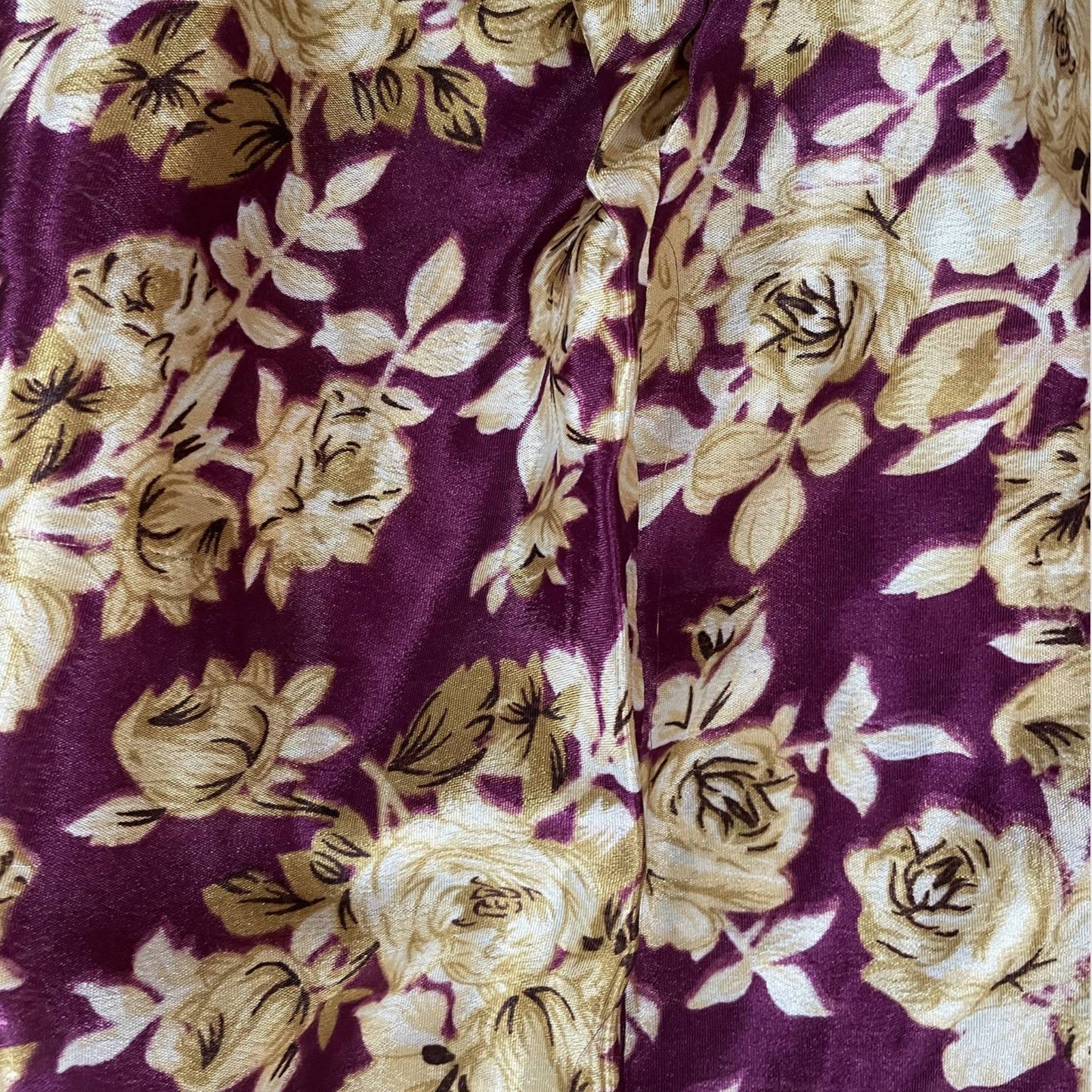 Stoffdetail: upcycelter Sari-Stoff in Lila mit pink-goldenem Print