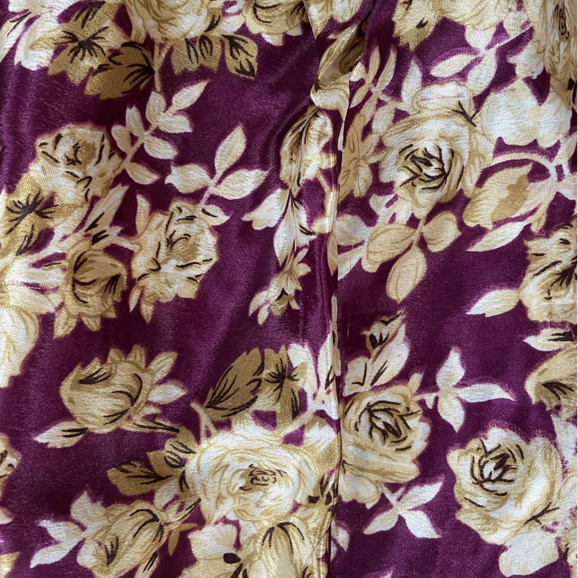 Stoffdetail: upcycelter Sari-Stoff in Lila mit pink-goldenem Print