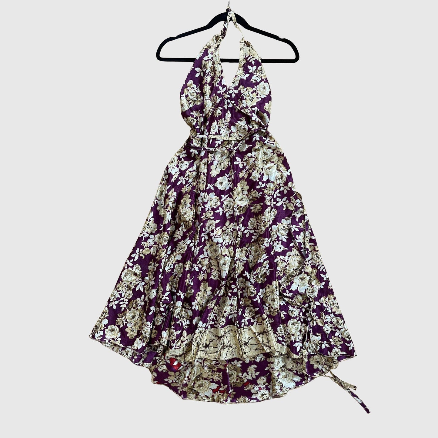 Langes Magic Scarf Dress aus upcyceltem Sari in Lila mit Print in Pink und Gold, Vorderansicht