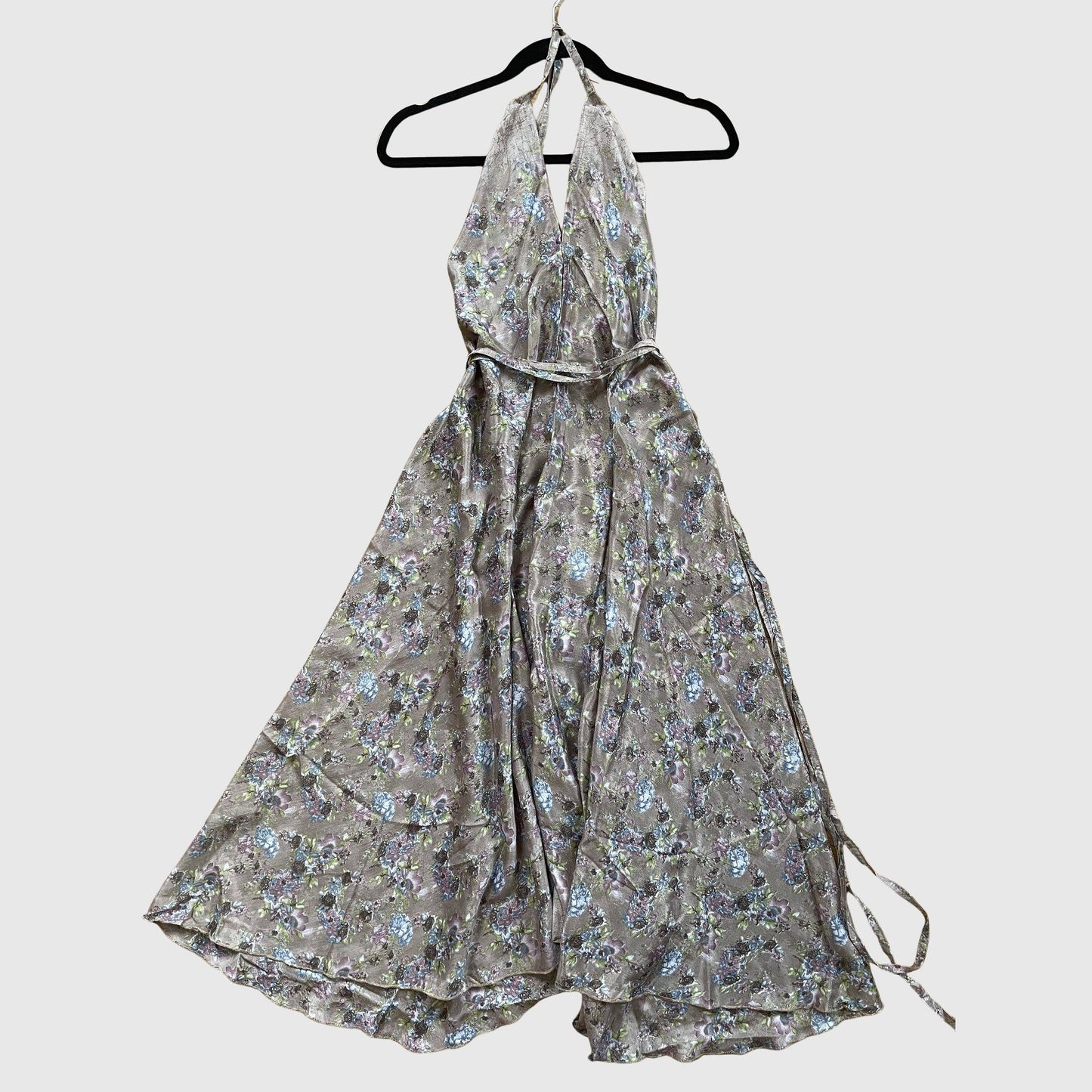 Langes Magic Scarf Dress aus upcyceltem Sari in Braun mit Print in Beige und Orange, Vorderansicht