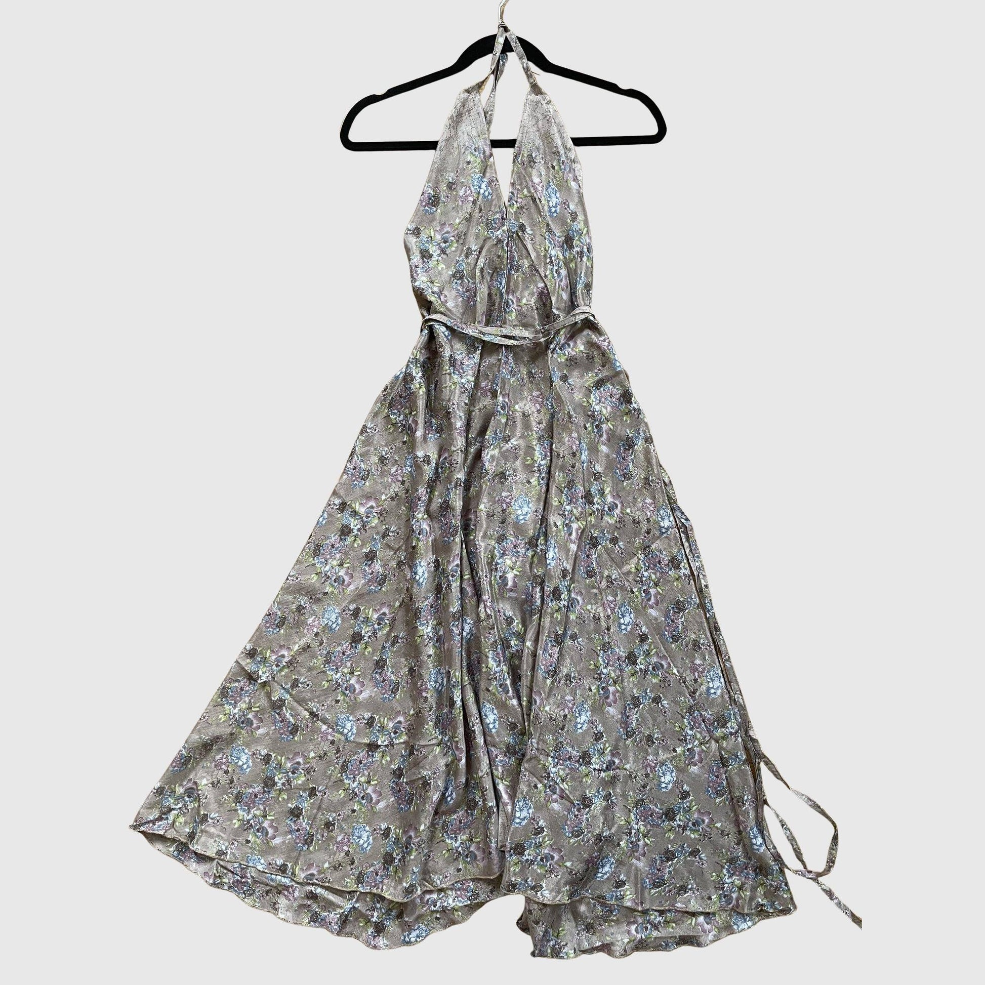 Langes Magic Scarf Dress aus upcyceltem Sari in Braun mit Print in Beige und Orange, Vorderansicht