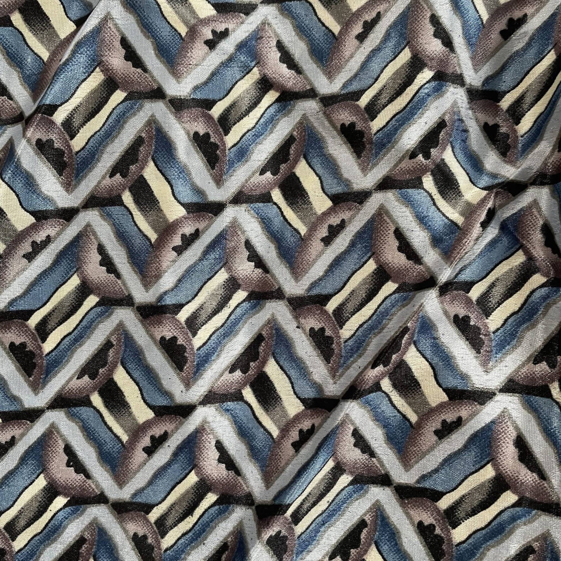 Stoffdetail: upcycelter Sari-Stoff in Blau mit Print in Weiß und Grün