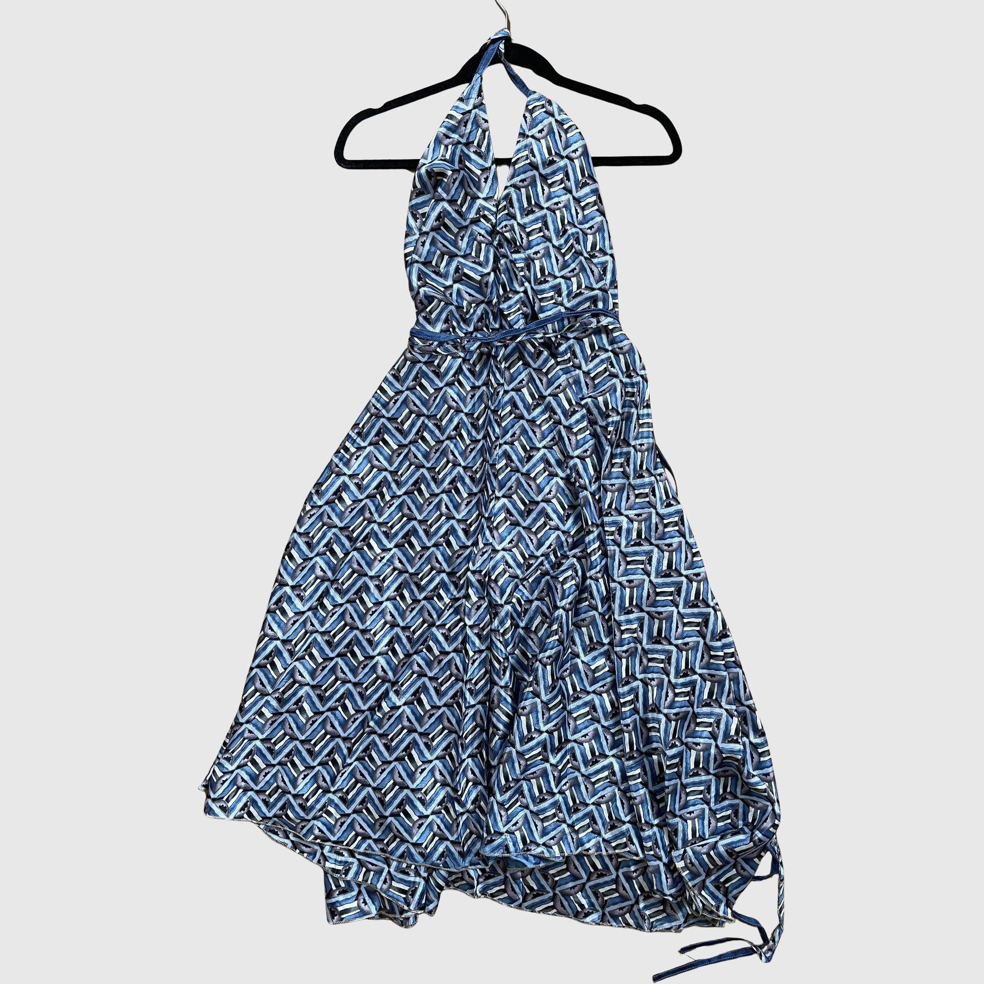 Langes Magic Scarf Dress aus upcyceltem Sari in Blau mit Print in Weiß und Grün, Vorderansicht