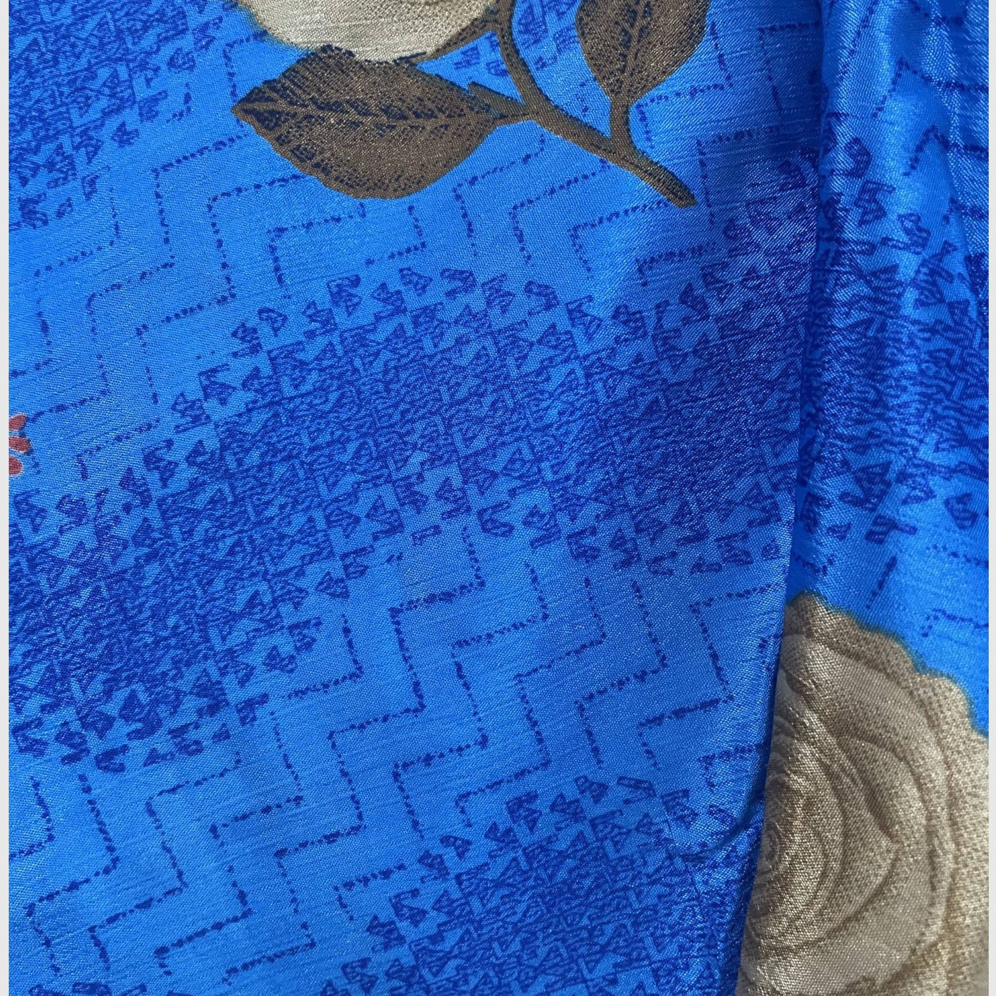Stoffdetail: upcycelter Sari-Stoff in Blau