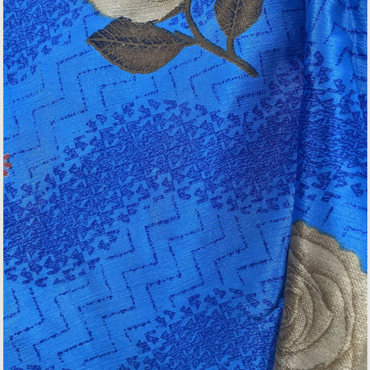 Stoffdetail: upcycelter Sari-Stoff in Blau