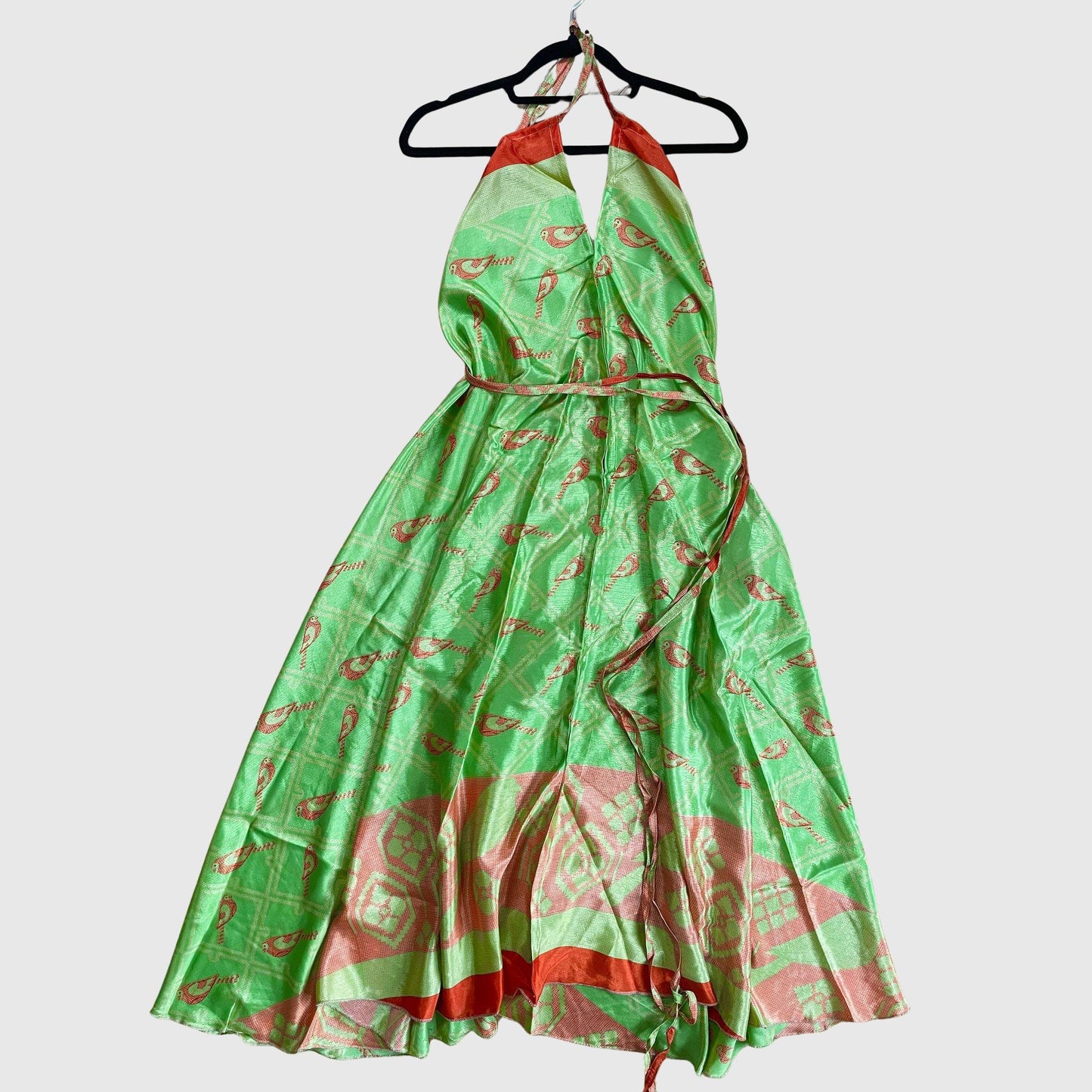 Langes Magic Scarf Dress aus upcyceltem Sari in Grün, Vorderansicht