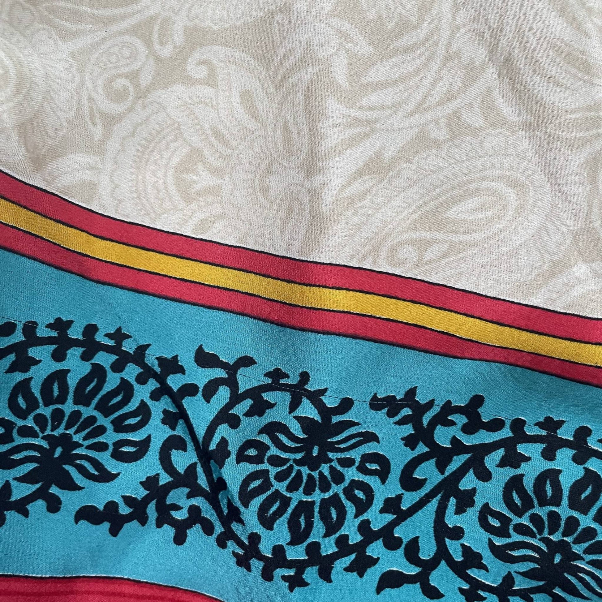Stoffdetail: upcycelter Sari-Stoff in Weiß