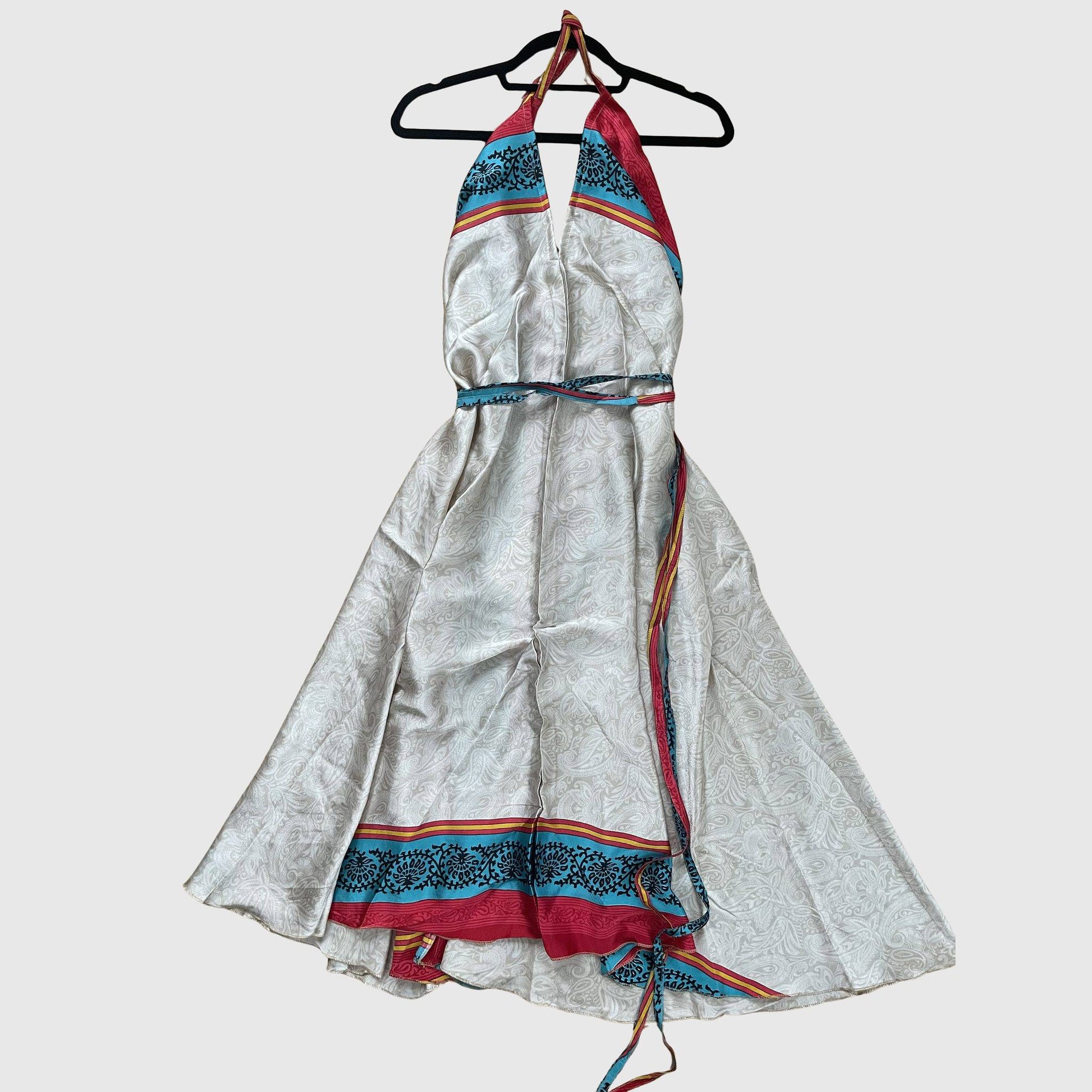 Langes Magic Scarf Dress aus upcyceltem Sari in Weiß, Vorderansicht