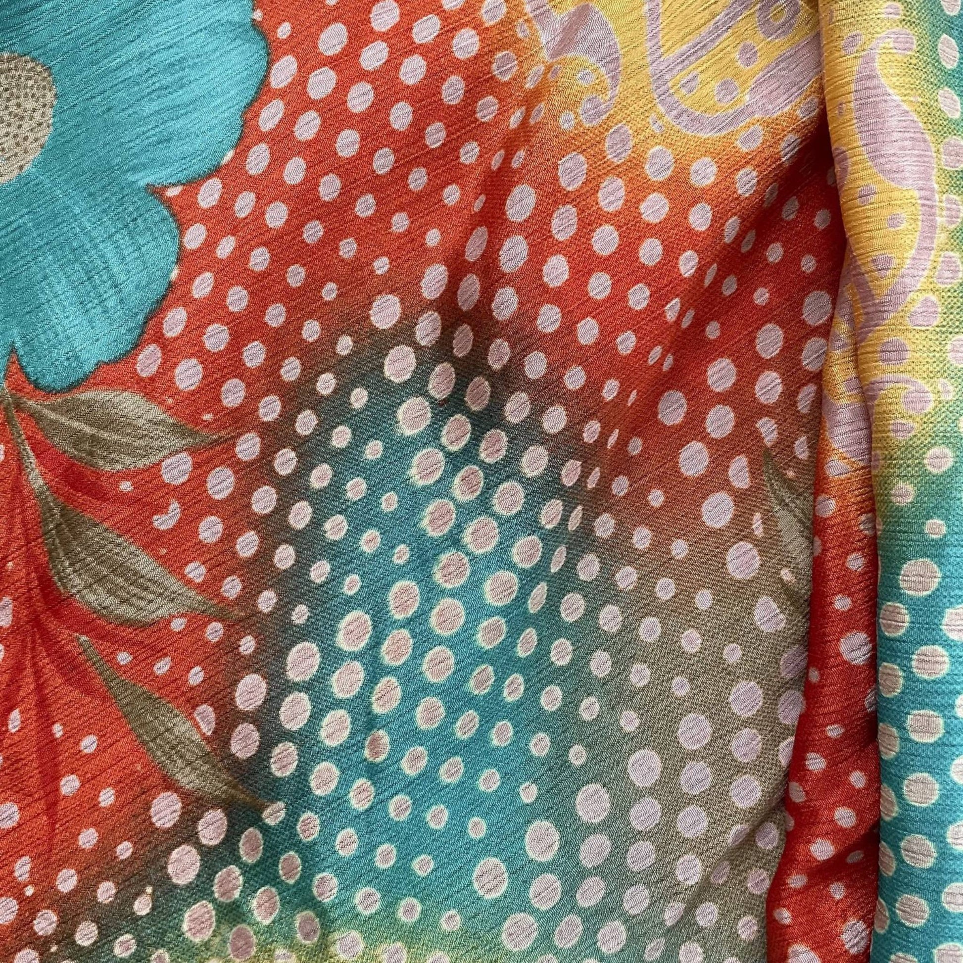 Stoffdetail: upcycelter Sari-Stoff in Blau mit orangen Akzenten – weitere Ansicht