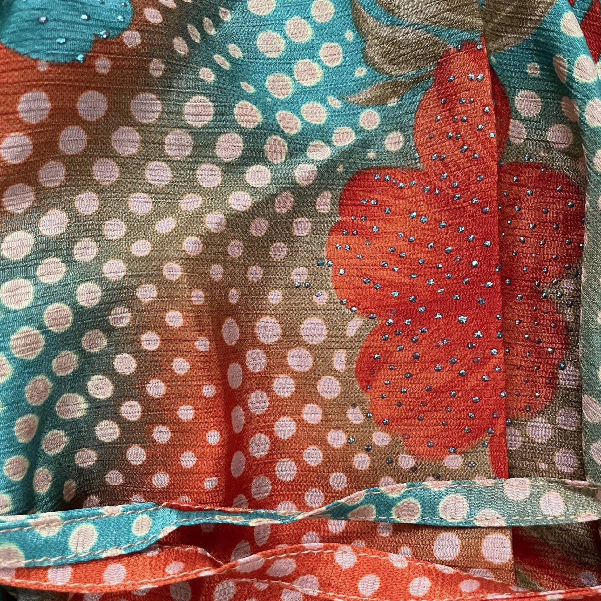 Stoffdetail: upcycelter Sari-Stoff in Blau mit orangen Akzenten