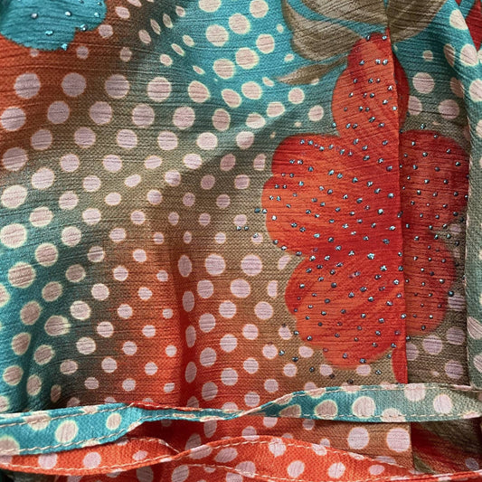 Stoffdetail: upcycelter Sari-Stoff in Blau mit orangen Akzenten