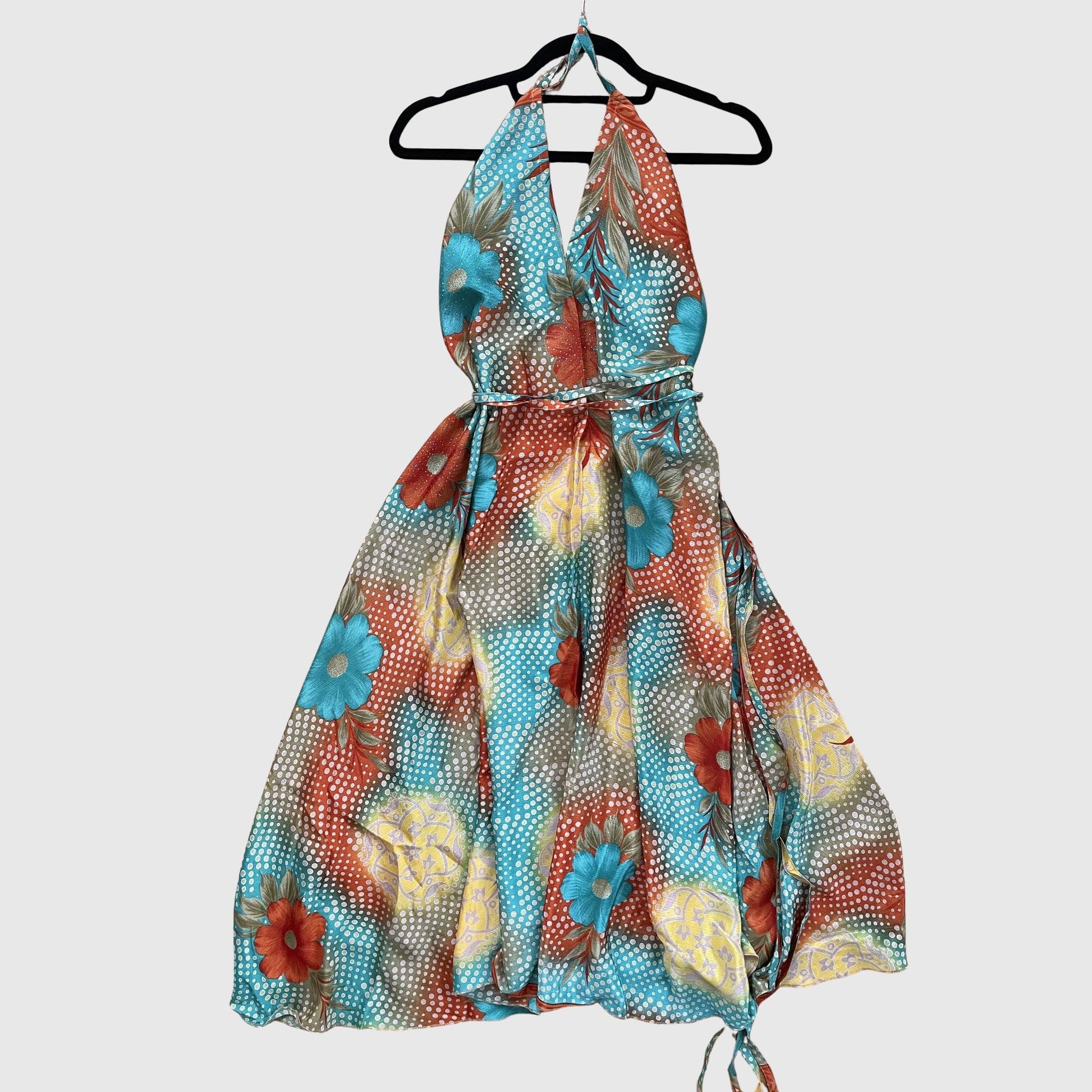 Langes Magic Scarf Dress aus upcyceltem Sari in Blau mit orangen Akzenten, Vorderansicht