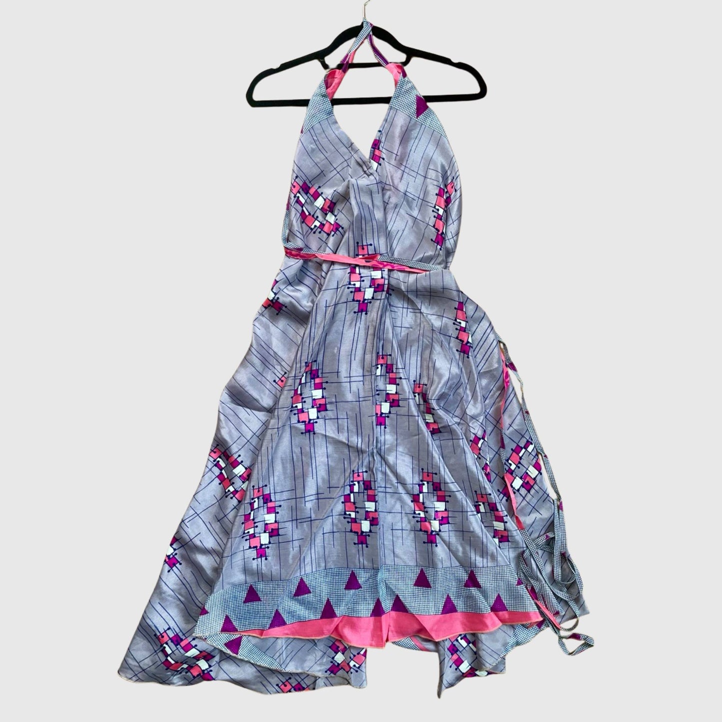 Langes Magic Scarf Dress aus upcyceltem Sari in Grau, Vorderansicht