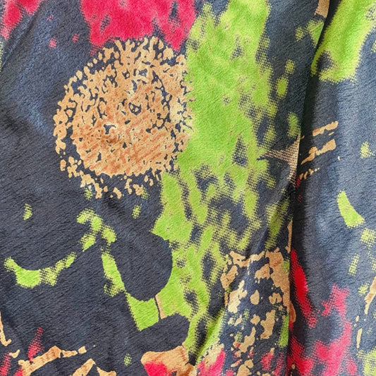 Stoffdetail: upcycelter Sari-Stoff in Grau mit abstraktem Print in Grün und Rot
